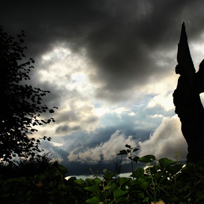 Engel vor dramatischer Wolkenkulisse