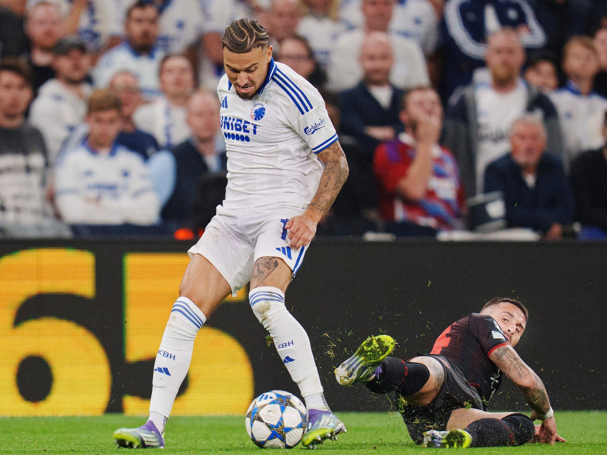 FC Kopenhagens Jordan Larsson (l) und Bayer Leverkusens Aleix Garcia