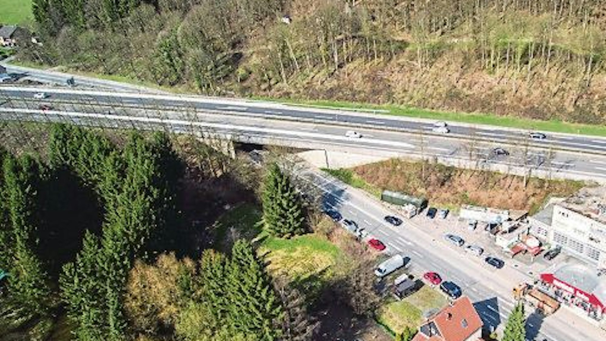 A4 bei Untereschbach: Die Autobahnbrücke ist marode.