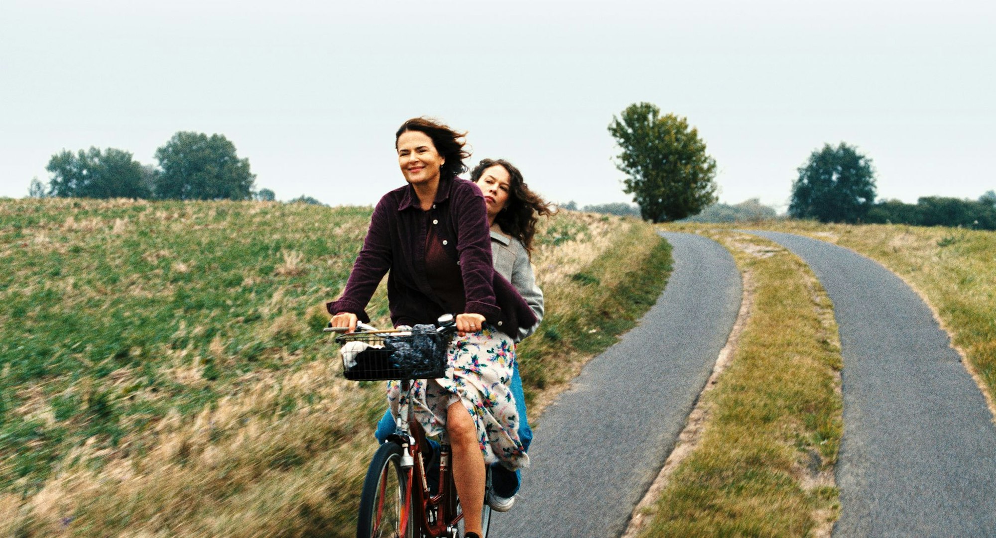Barbara Auer und Paula Beer in einer Szene des Films «Miroirs No. 3».