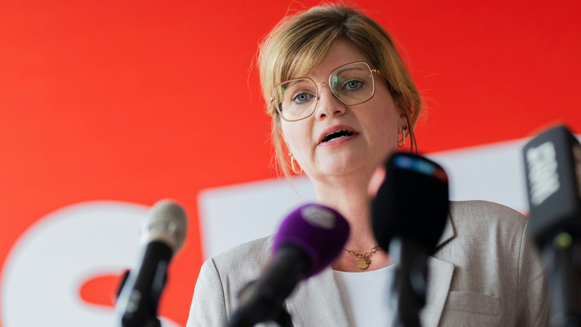 Sarah Philipp, Vorsitzende der nordrhein-westfälischen SPD, gibt im Johannes-Rau-Haus, der Parteizentrale, ein Statement ab.