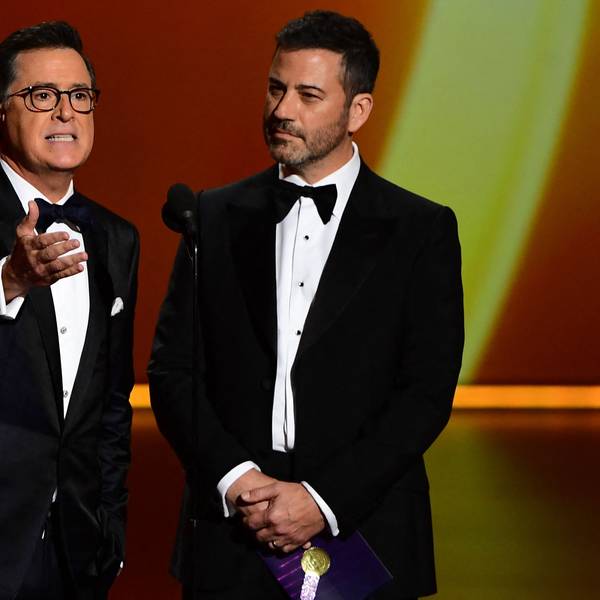 Stephen Colbert (links) und Jimmy Kimmel sprechen auf der Bühne während der 71. Emmy Awards im Microsoft Theatre in Los Angeles am 22. September 2019. Jimmy Kimmels Late-Night-Fernsehshow wurde „auf unbestimmte Zeit” aus dem Programm genommen, nachdem der Late-Night-Moderator für seine Kommentare zu den Motiven hinter der Ermordung von Charlie Kirk kritisiert worden war, teilte ABC mit.