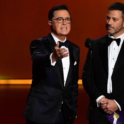 Stephen Colbert (links) und Jimmy Kimmel sprechen auf der Bühne während der 71. Emmy Awards im Microsoft Theatre in Los Angeles am 22. September 2019. Jimmy Kimmels Late-Night-Fernsehshow wurde „auf unbestimmte Zeit” aus dem Programm genommen, nachdem der Late-Night-Moderator für seine Kommentare zu den Motiven hinter der Ermordung von Charlie Kirk kritisiert worden war, teilte ABC mit.