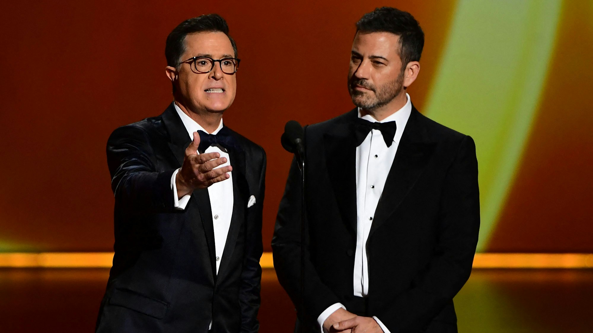 Stephen Colbert (links) und Jimmy Kimmel sprechen auf der Bühne während der 71. Emmy Awards im Microsoft Theatre in Los Angeles am 22. September 2019. Jimmy Kimmels Late-Night-Fernsehshow wurde „auf unbestimmte Zeit” aus dem Programm genommen, nachdem der Late-Night-Moderator für seine Kommentare zu den Motiven hinter der Ermordung von Charlie Kirk kritisiert worden war, teilte ABC mit.