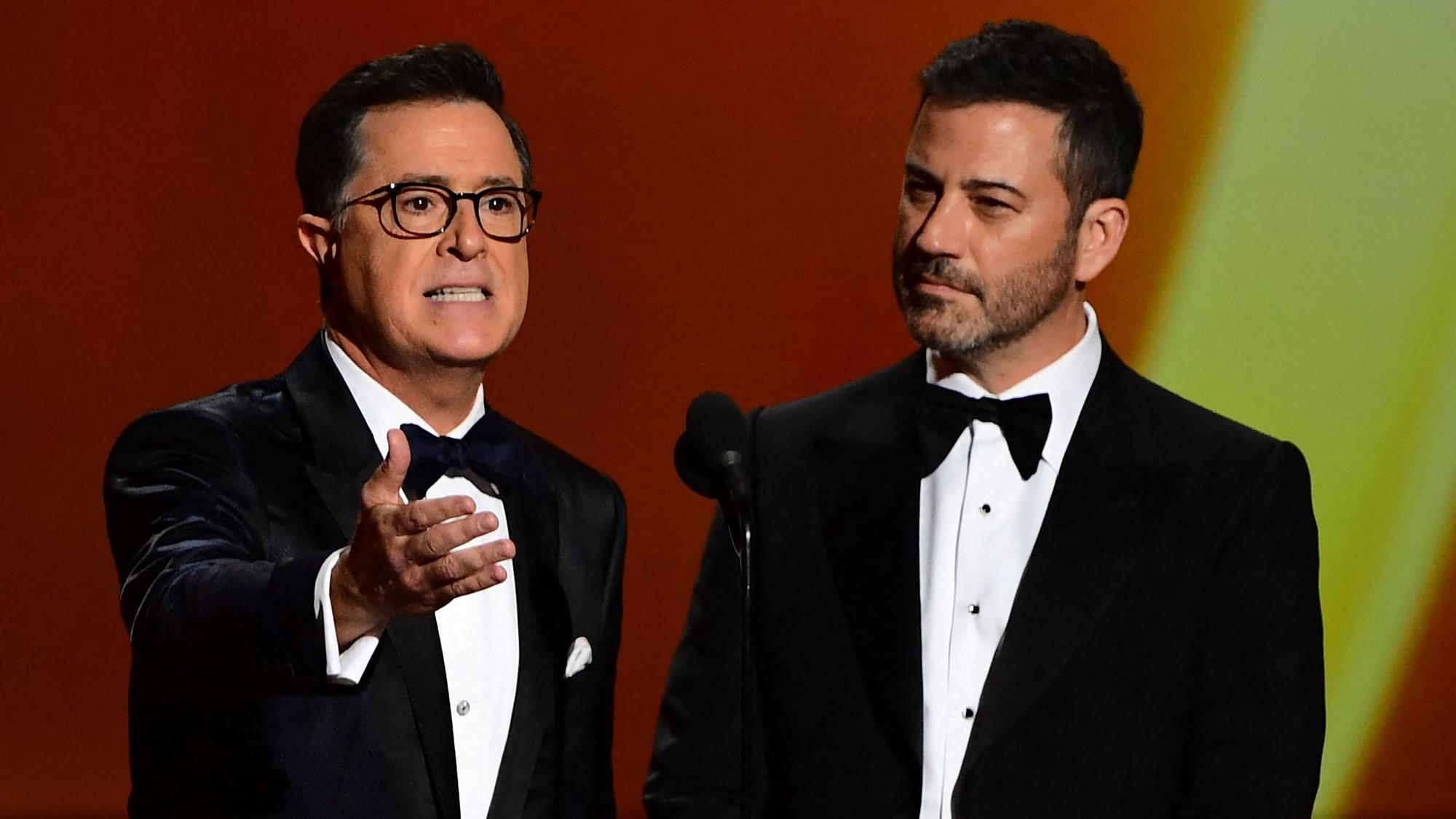 Late-Night-Moderatoren Stephen Colbert (l.) und Jimmy Kimmel sprechen auf einer Bühne.