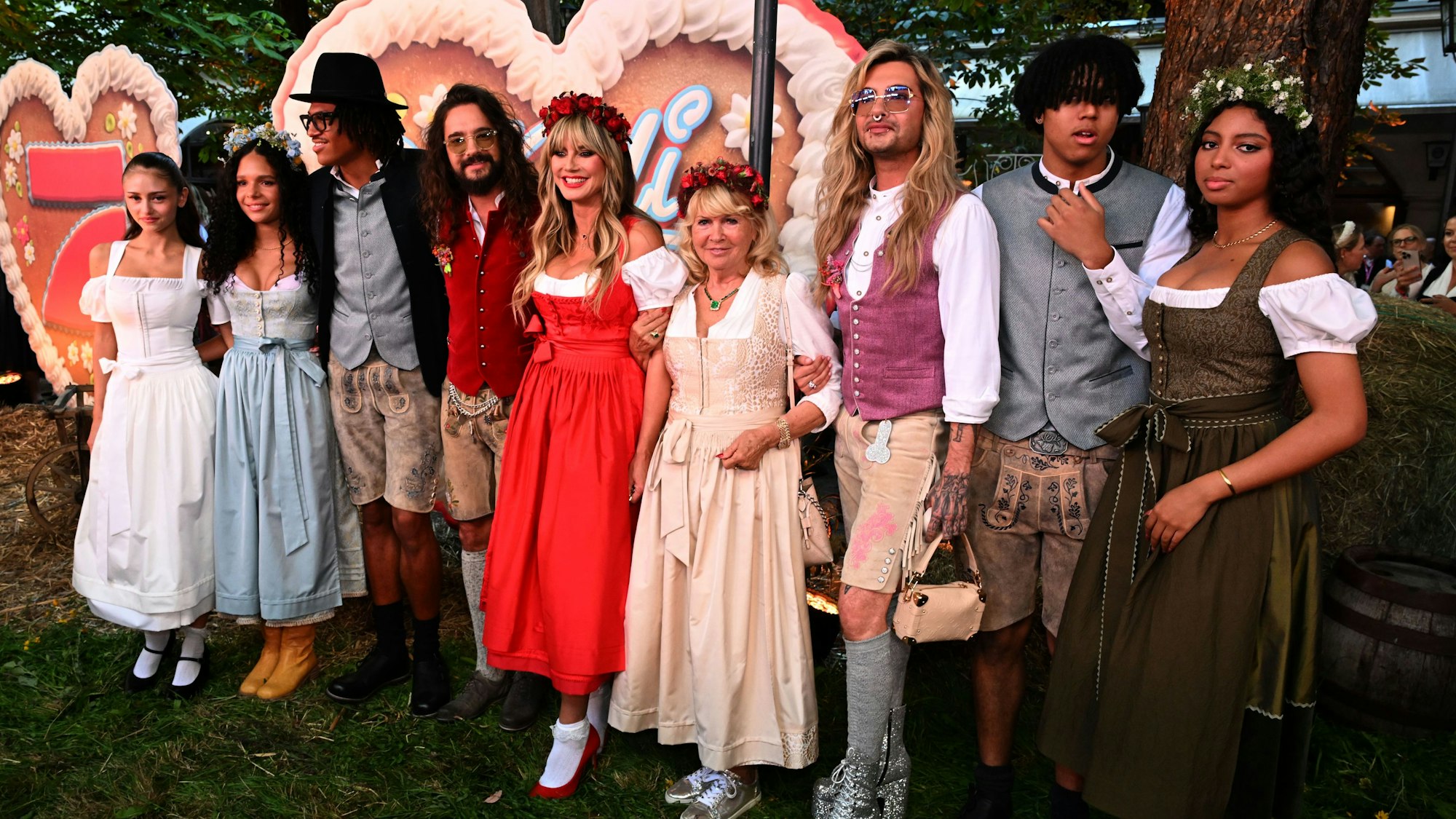 Leni Klum (l-r), Kayla Betulius, Henry Samuel, Tom Kaulitz, Heidi Klum, Erna Klum, Bill Kaulitz, Johan Samuel und Lou Klum stehen im Innenhof des Hofbräuhauses beim Heidi Klums „HeidiFest“.