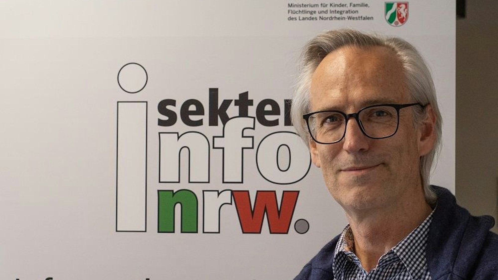 Christoph Grotepass ist im Porträt zu sehen, hinter ihm der Schriftzug „Sekteninfo NRW“.
