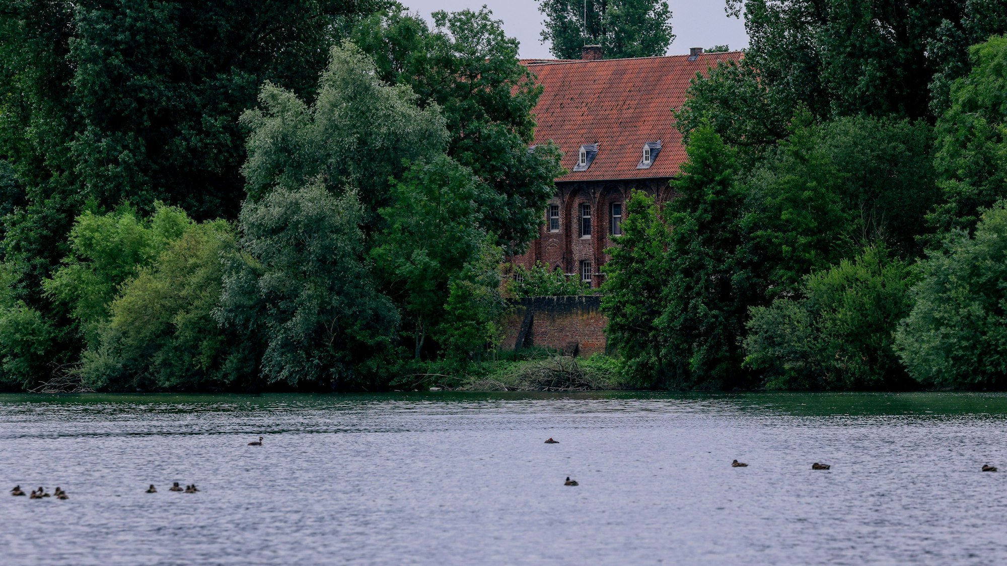 Blick über den See auf das Klostergelände