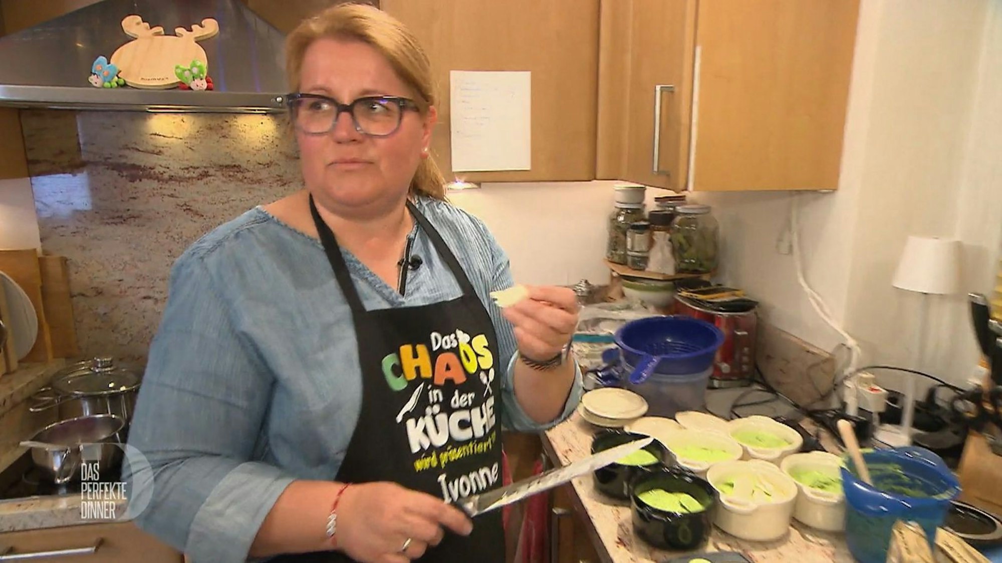 „Den Brie hat mir der holländische Käsemann empfohlen“: Ivonne (47) mag ihn eigentlich nicht. (Bild: RTL)