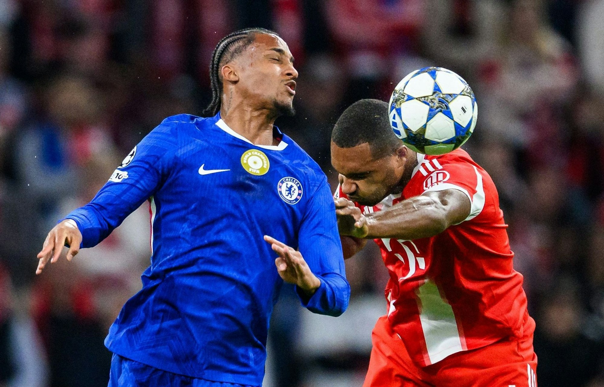 Jonathan Tah (r) gegen João Pedro, in den Zweikämpfen ging es zur Sache.