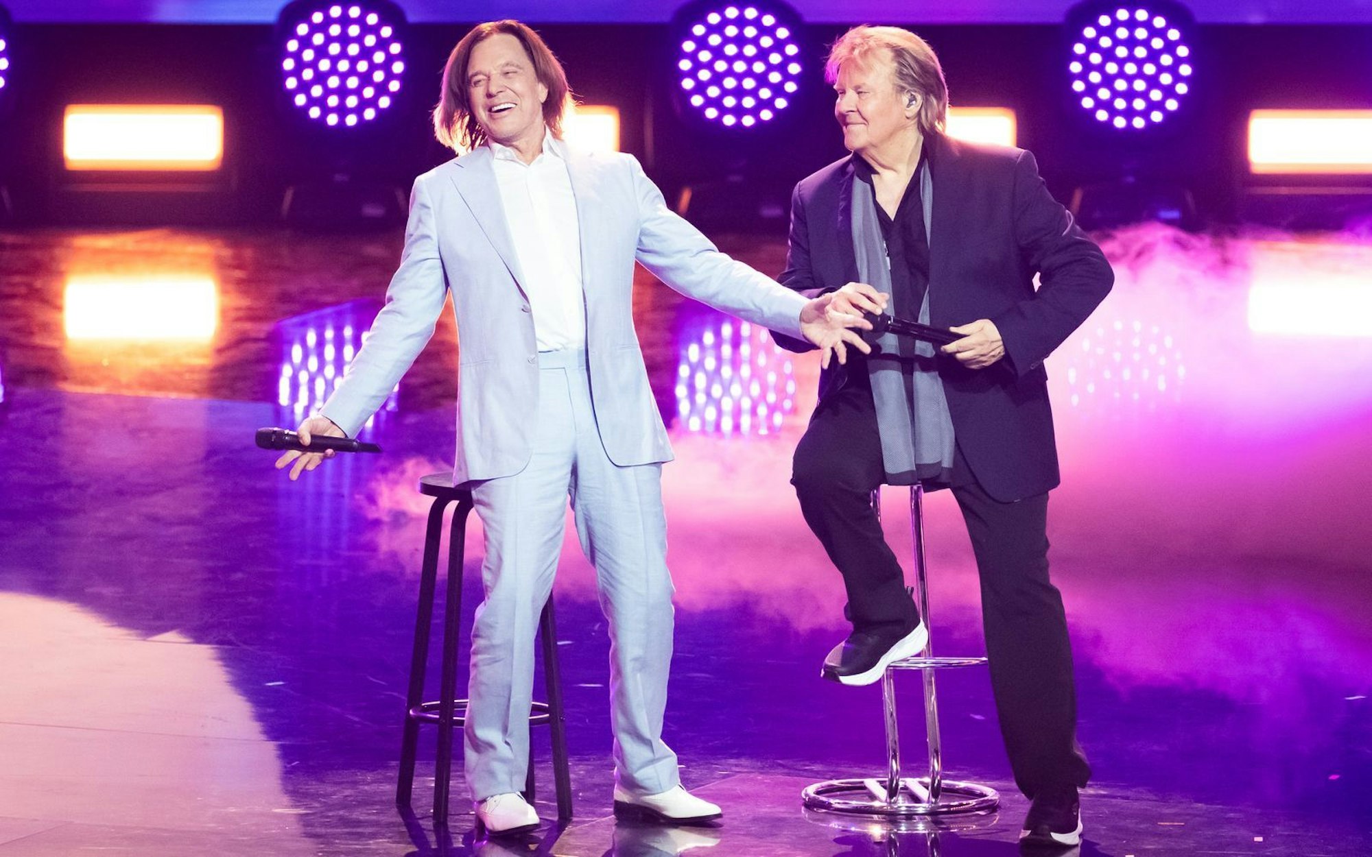 Bei der „Giovanni Zarrella Show“ stehen die Schlagerlegenden Howard Carpendale (rechts) und Jürgen Drews gemeinsam auf der Bühne. Carpendale sorgt sich, es könne das letzte Mal gewesen sein. (Bild: 2025 Getty Images/Andreas Rentz)