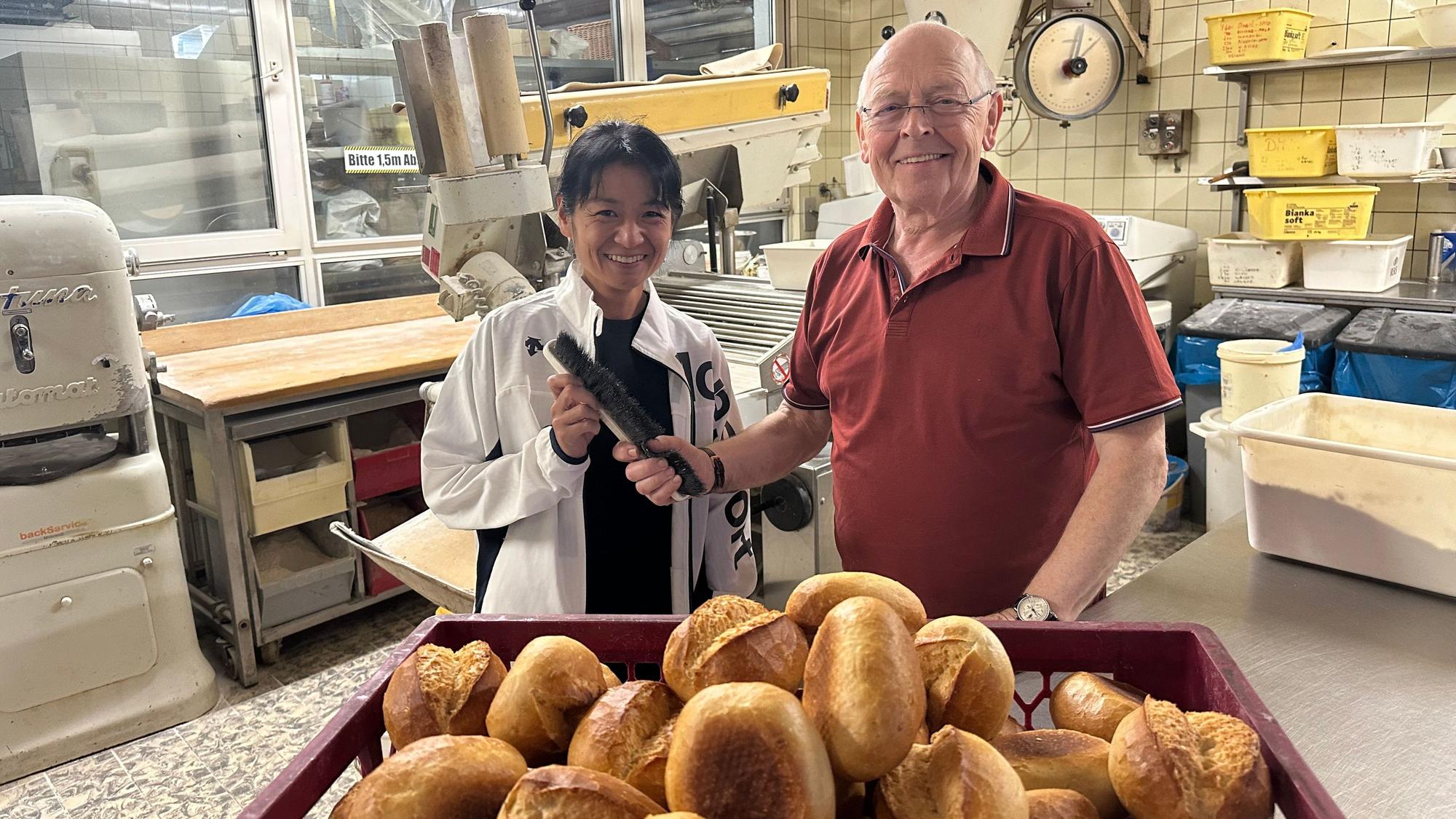 Einen Kehrbesen für den Backtisch bekam Saeko Haratake als Erinnerungsgeschenk von Bäckermeister Stephan Profittlich.