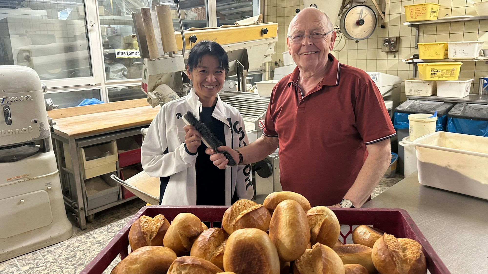Einen Kehrbesen für den Backtisch bekam Saeko Haratake als Erinnerungsgeschenk von Bäckermeister Stephan Profittlich.
