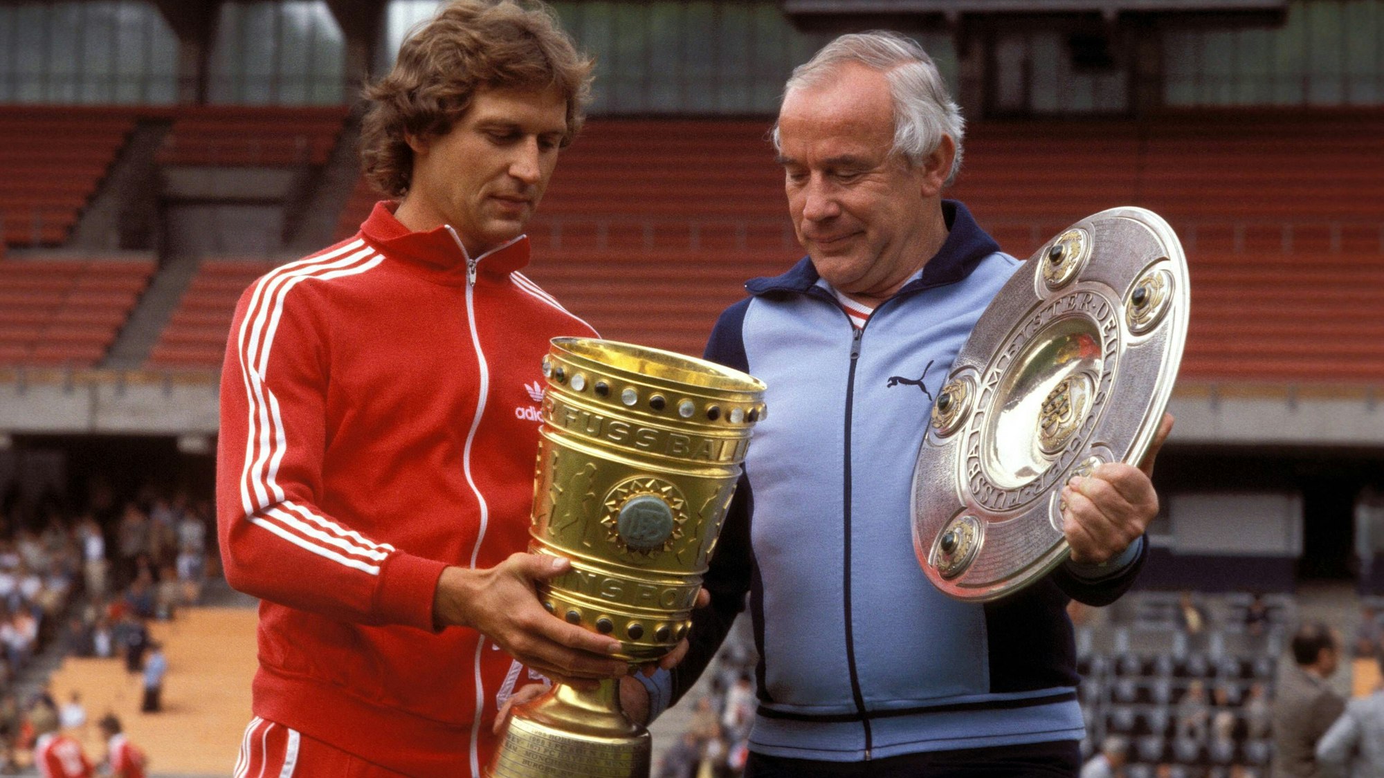 Heinz Flohe (li.) und Trainer Hennes Weisweiler mit dem DFB-Pokal und der Meisterschale im Jahr 1978.
