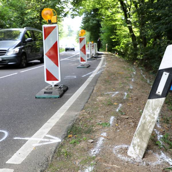 Warnbarken und Unfallmarkierungen sind in einer Kurve der Dürschtalstraße bei Kürten-Dürscheid zu sehen.