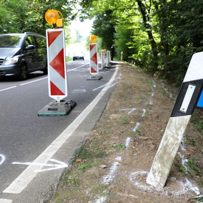 Warnbarken und Unfallmarkierungen sind in einer Kurve der Dürschtalstraße bei Kürten-Dürscheid zu sehen.