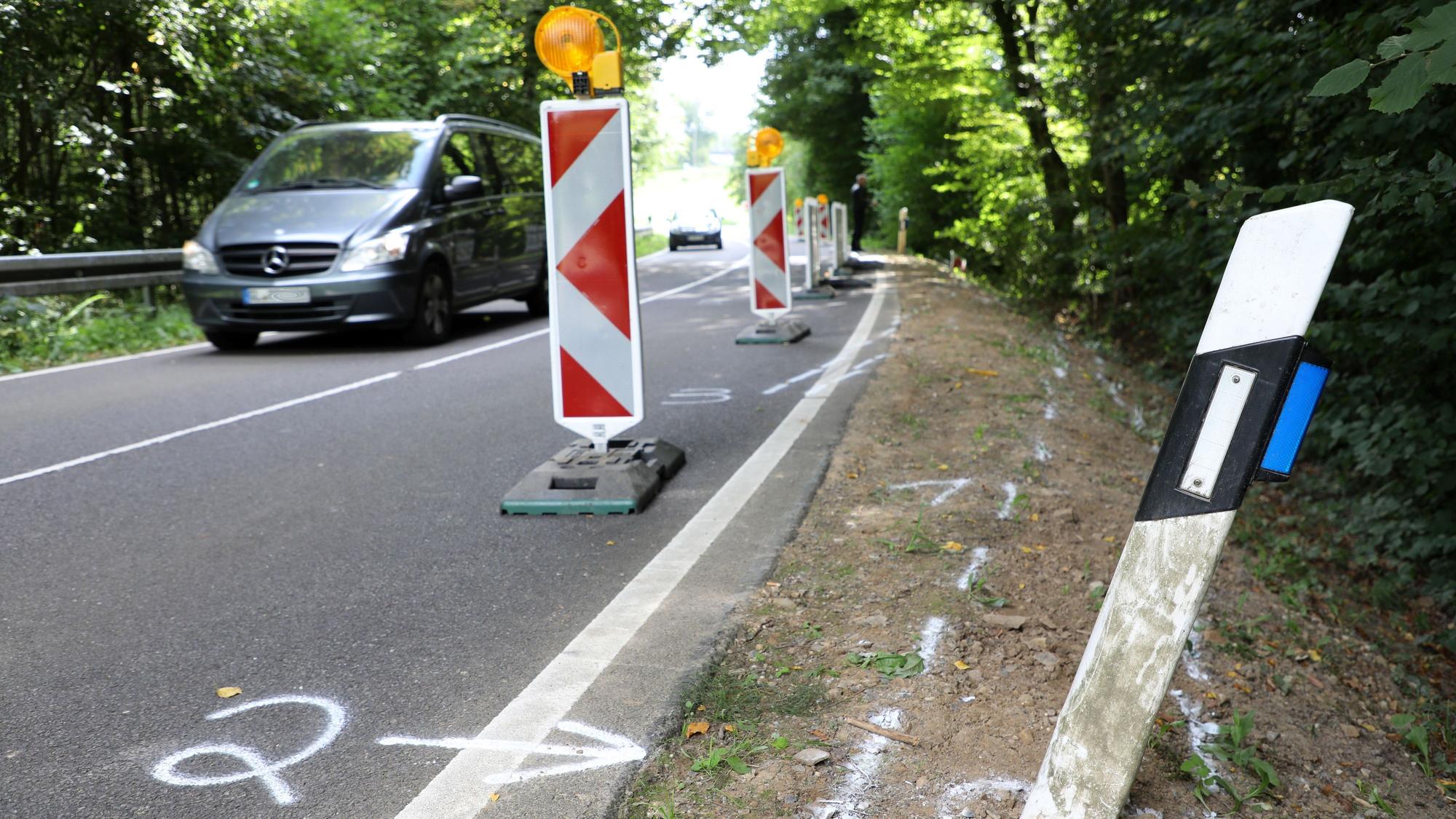 Unfallmarkierungen zeigen, wo am 16. August 2025 ein mit fünf jungen Menschen besetztes Auto von der Straße abkam.