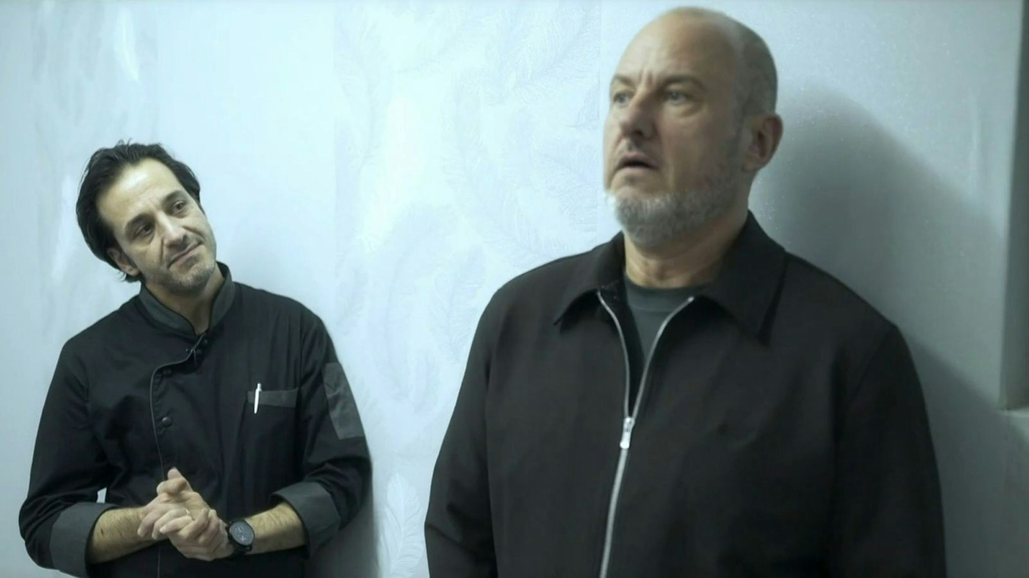 Frank Rosin (rechts) ist entsetzt: Küchenchef Reza zeigt dem Gatro-Profi seinen Schlafplatz im Keller. (Bild: Kabel Eins)