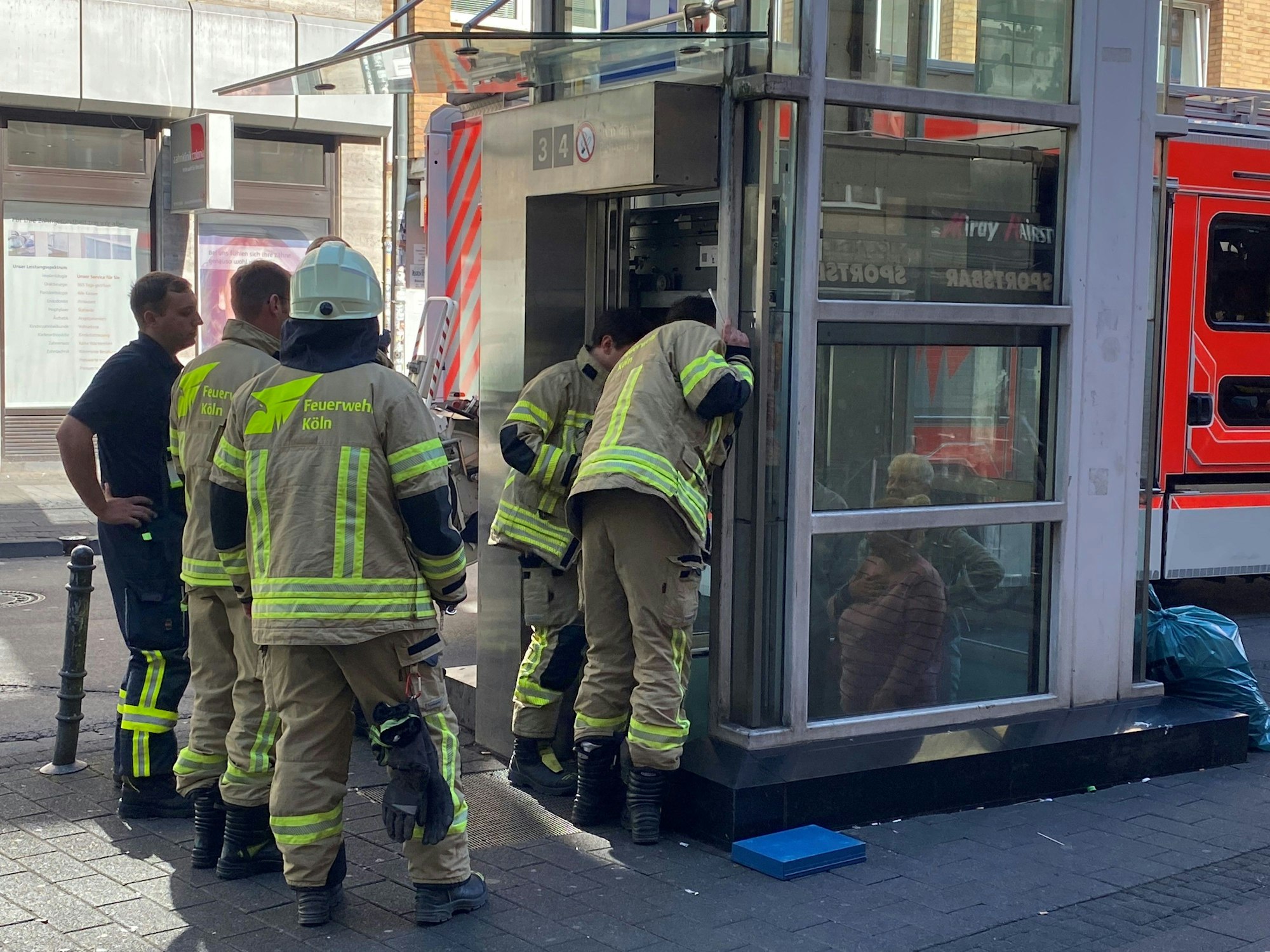 Vor wenigen Tagen mussten Personen aus einem Aufzug an der Venloer Straße befreit werden.