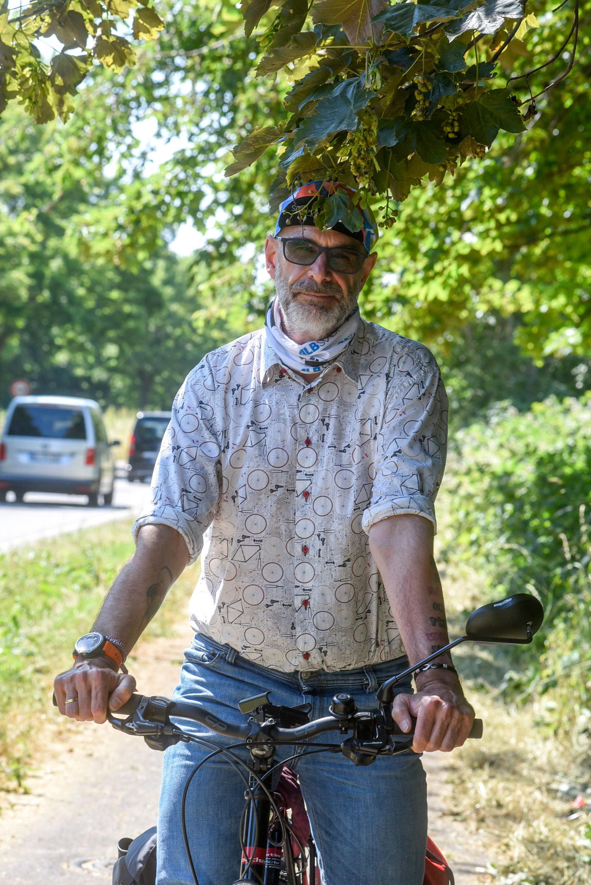 Das Foto zeigt Axel Fell auf dem Fahrrad.