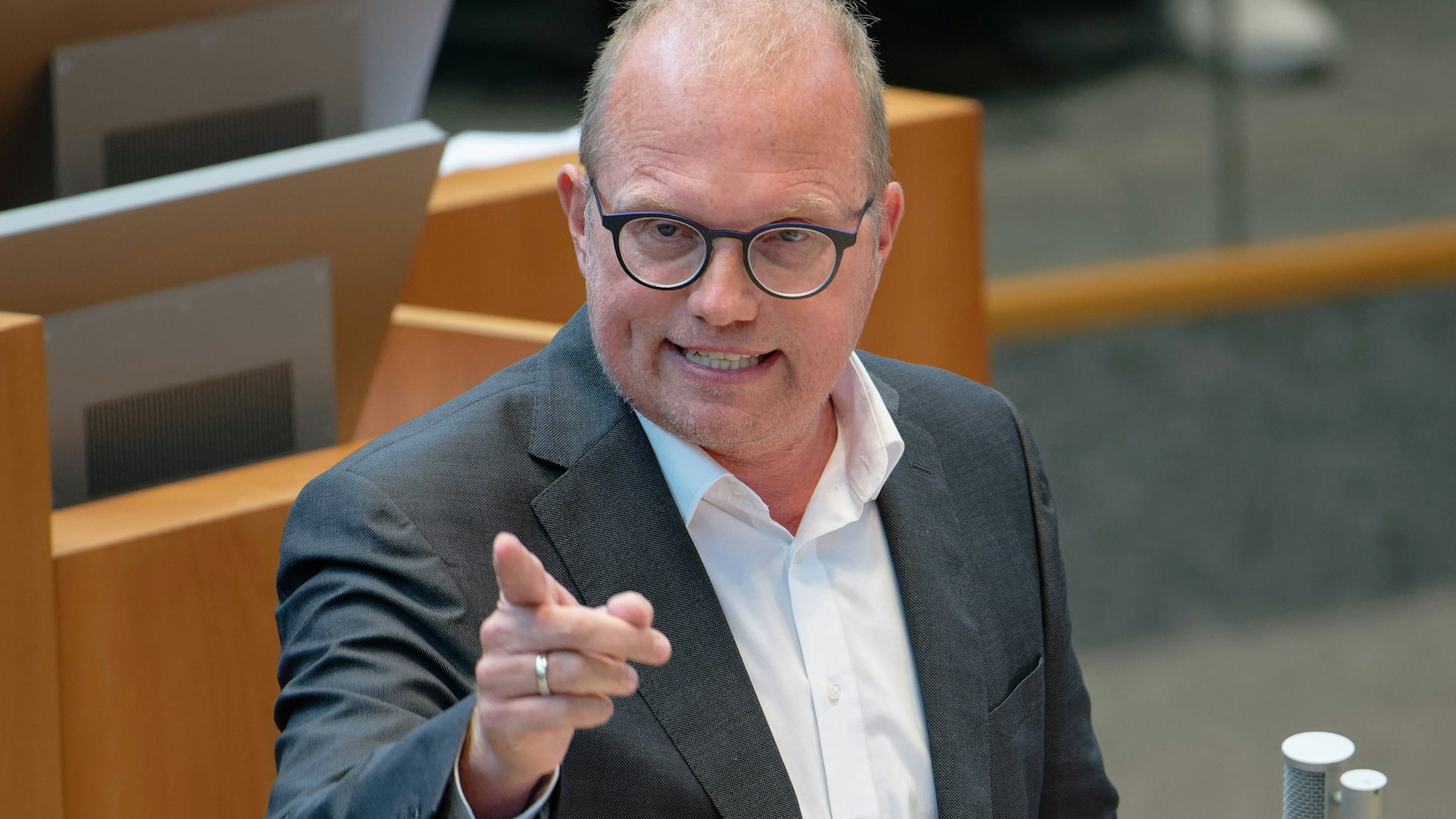 Jochen Ott (SPD), Vorsitzender der Landtagsfraktion seiner Partei, spricht bei einer Plenarsitzung des Landtags von Nordrhein-Westfalen.