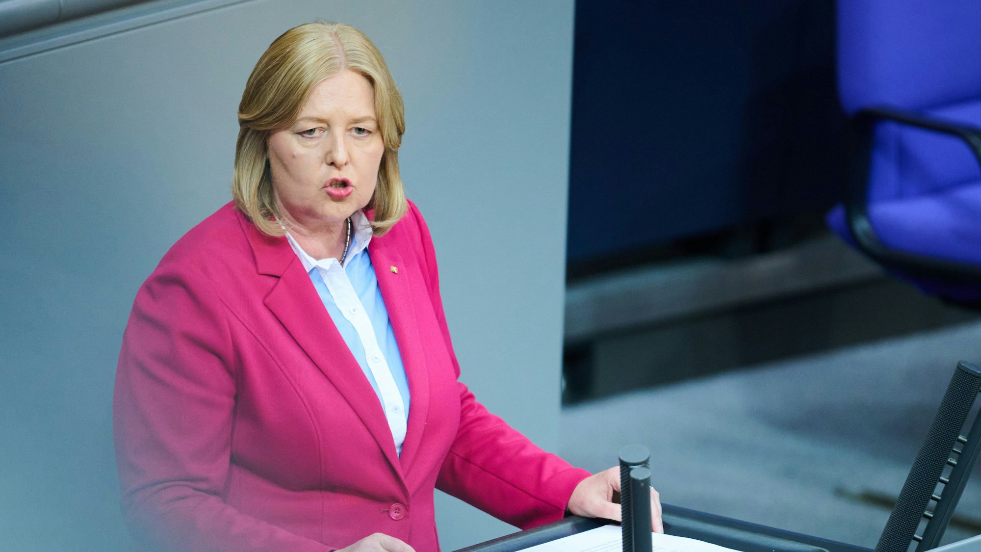 Bärbel Bas (SPD), Bundesministerin für Arbeit und Soziales, spricht während der Generaldebatte zum Haushalt 2025 im Bundestag.