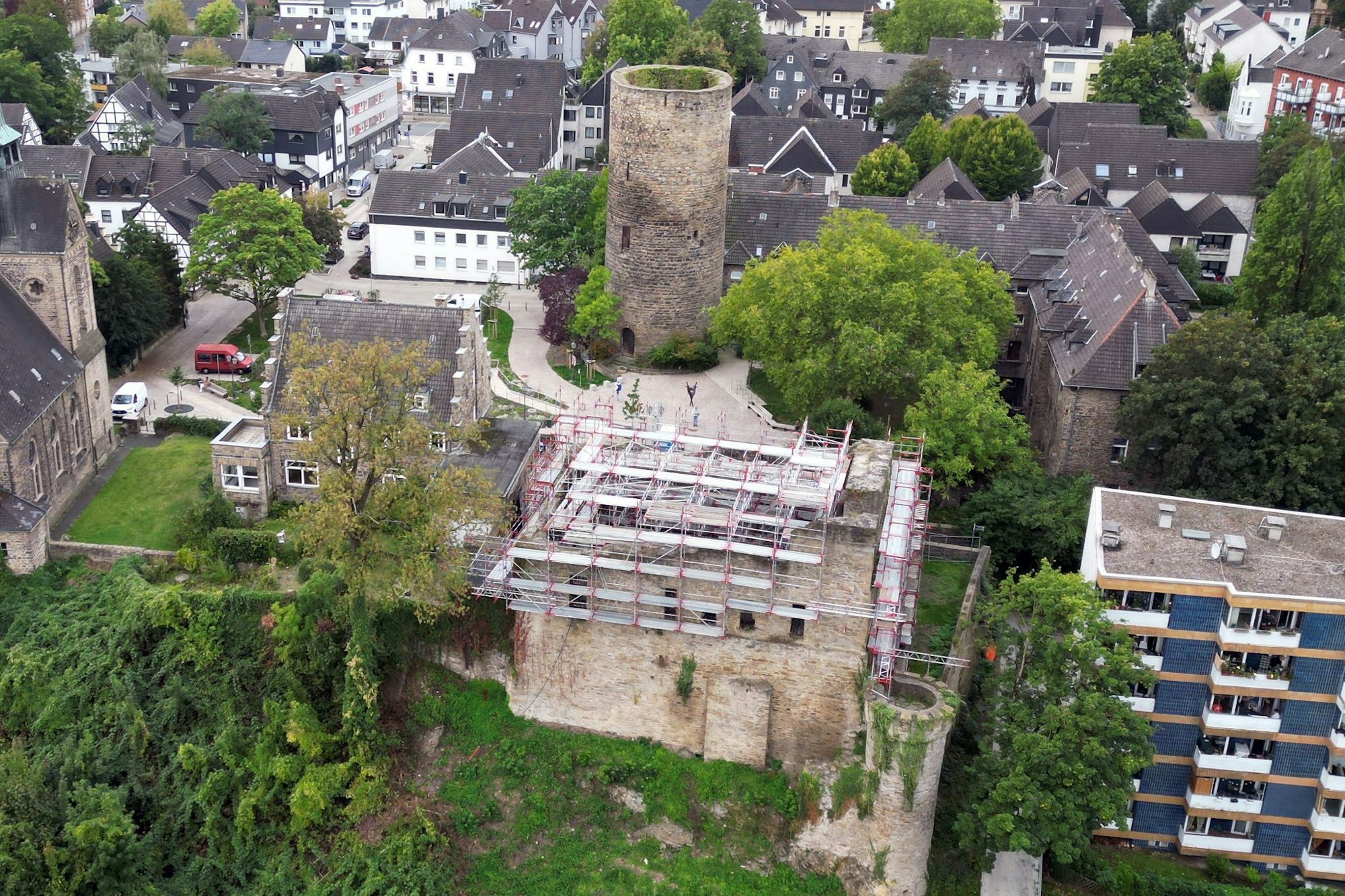 Noch stehen Gerüste an der Burgruine in Wetter - bis zur Internationalen Gartenschau 2027 soll sie für Besucher zugänglich gemacht werden.