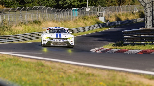 Das Bild zeigt den Rennfahrer auf der Nordschleife des Nürburgrings.