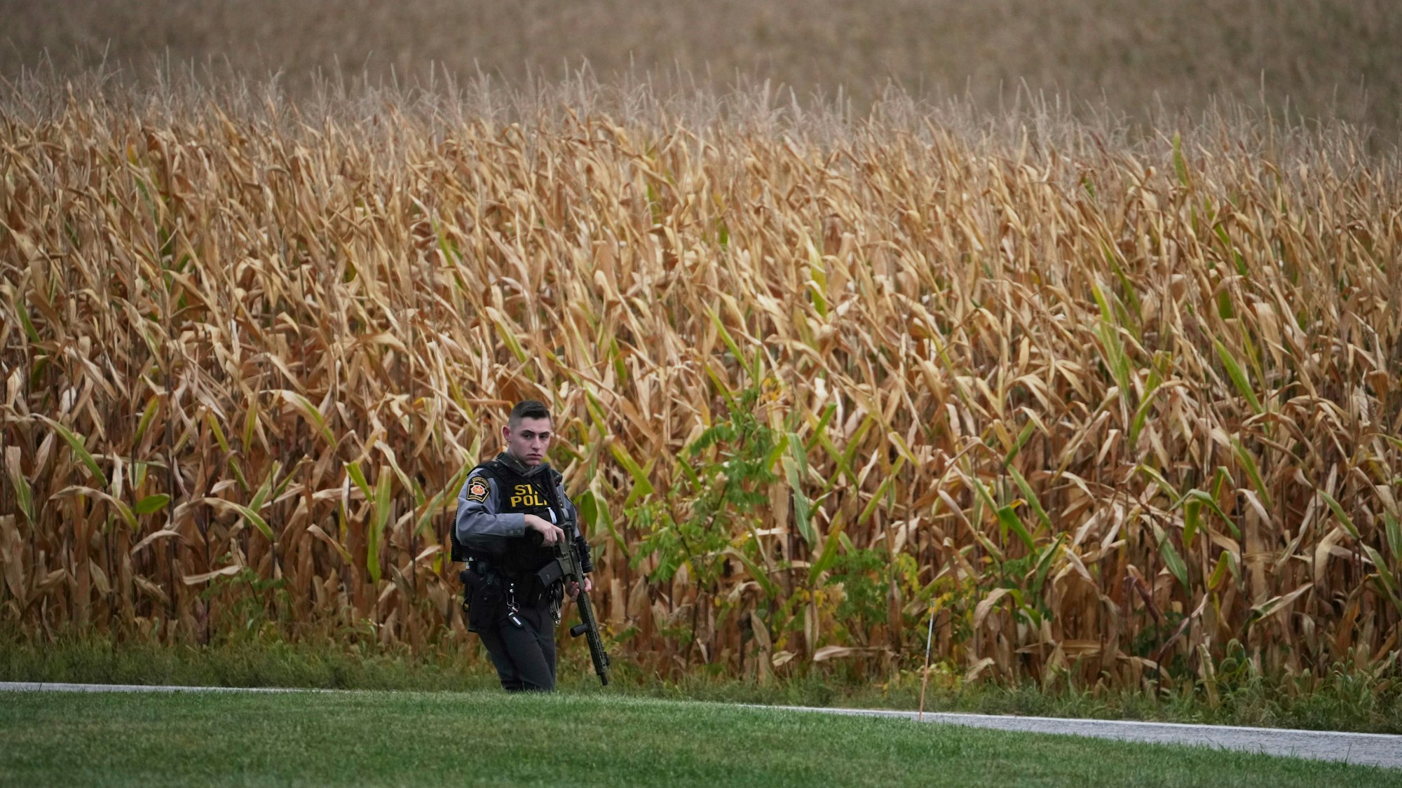 Ein Polizist der Pennsylvania State Police patrouilliert auf einer Straße, nachdem mehrere Polizisten angeschossen wurden.