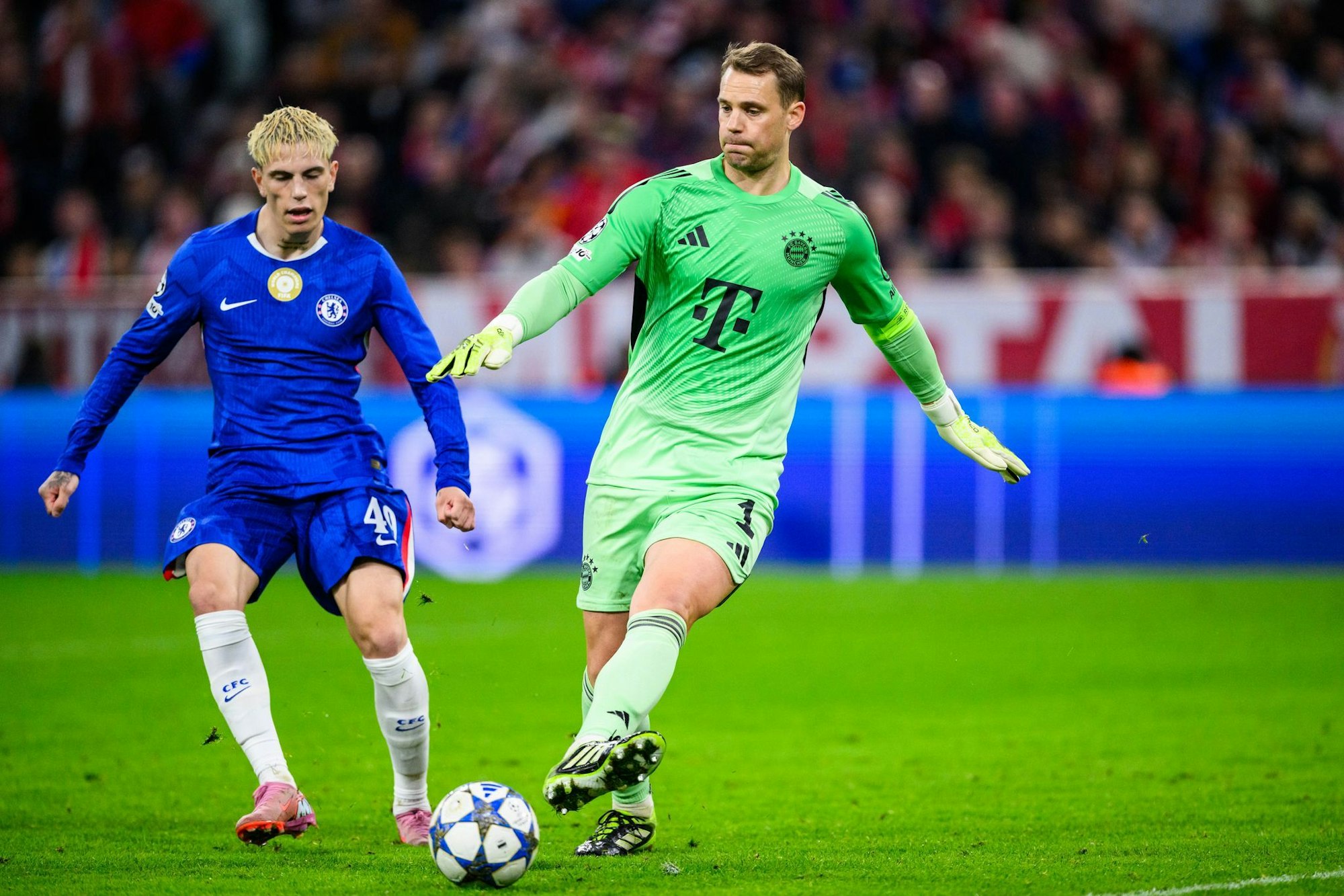 Manuel Neuer (r) in Aktion bei seinem 100. Sieg in der Champions League.