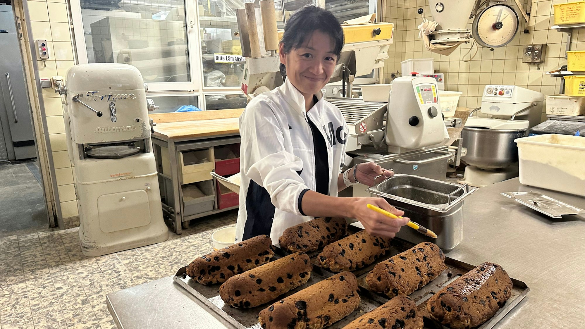 Saeko Haratake bestreicht den Stollen mit Butter.