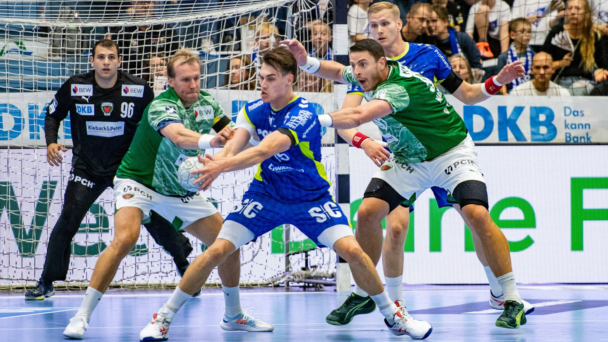 Miro Schluroff mit den Händen am Ball versucht sich gegen die Berliner Abwehr mit Mijajlo Marseni und Dejan Milosavljev durchzusetzen