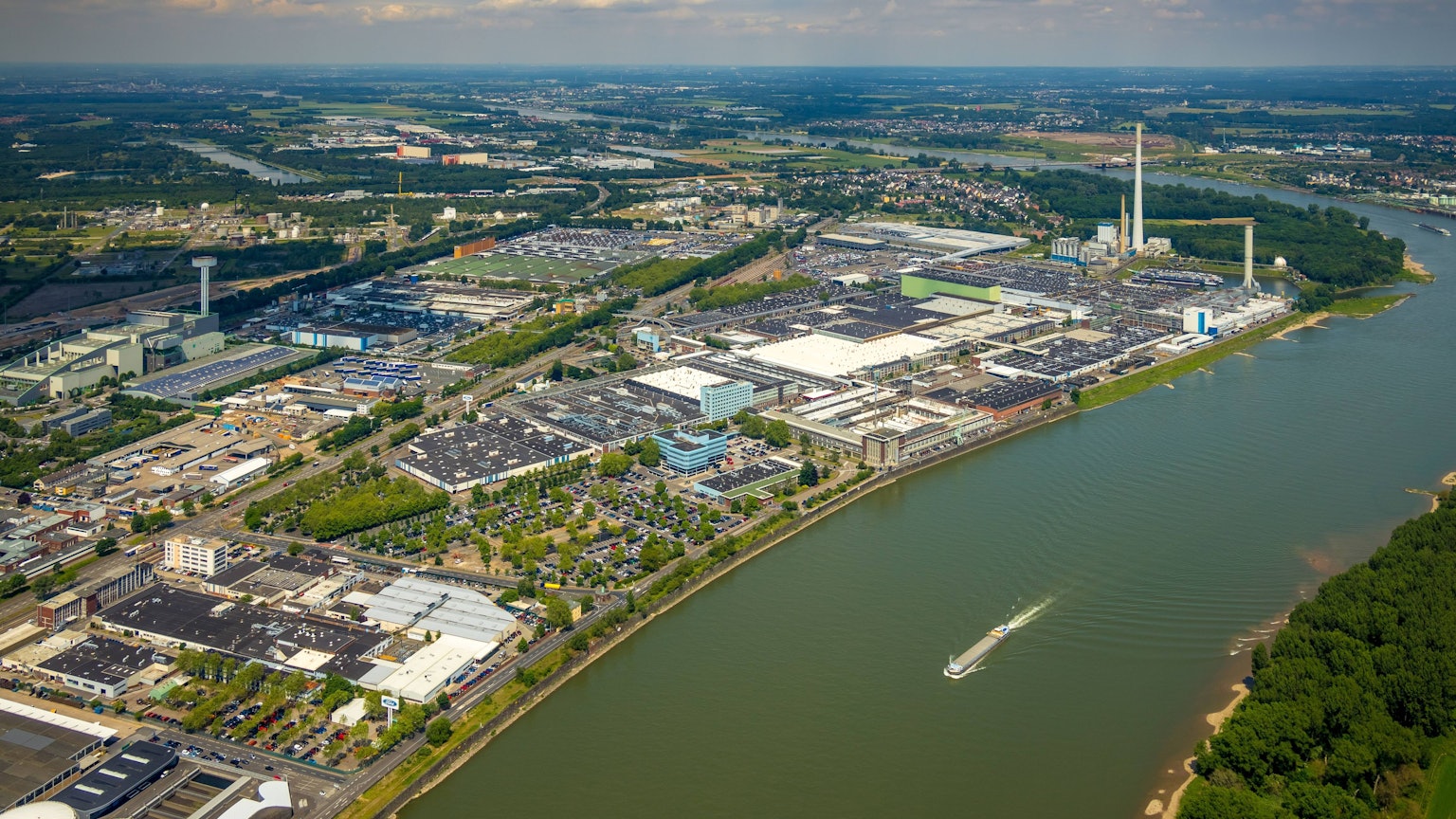 Luftbild von dem Automobilwerk Ford Werke GmbH am Rhein in Köln