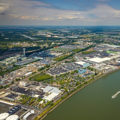 Luftbild von dem Automobilwerk Ford Werke GmbH am Rhein in Köln