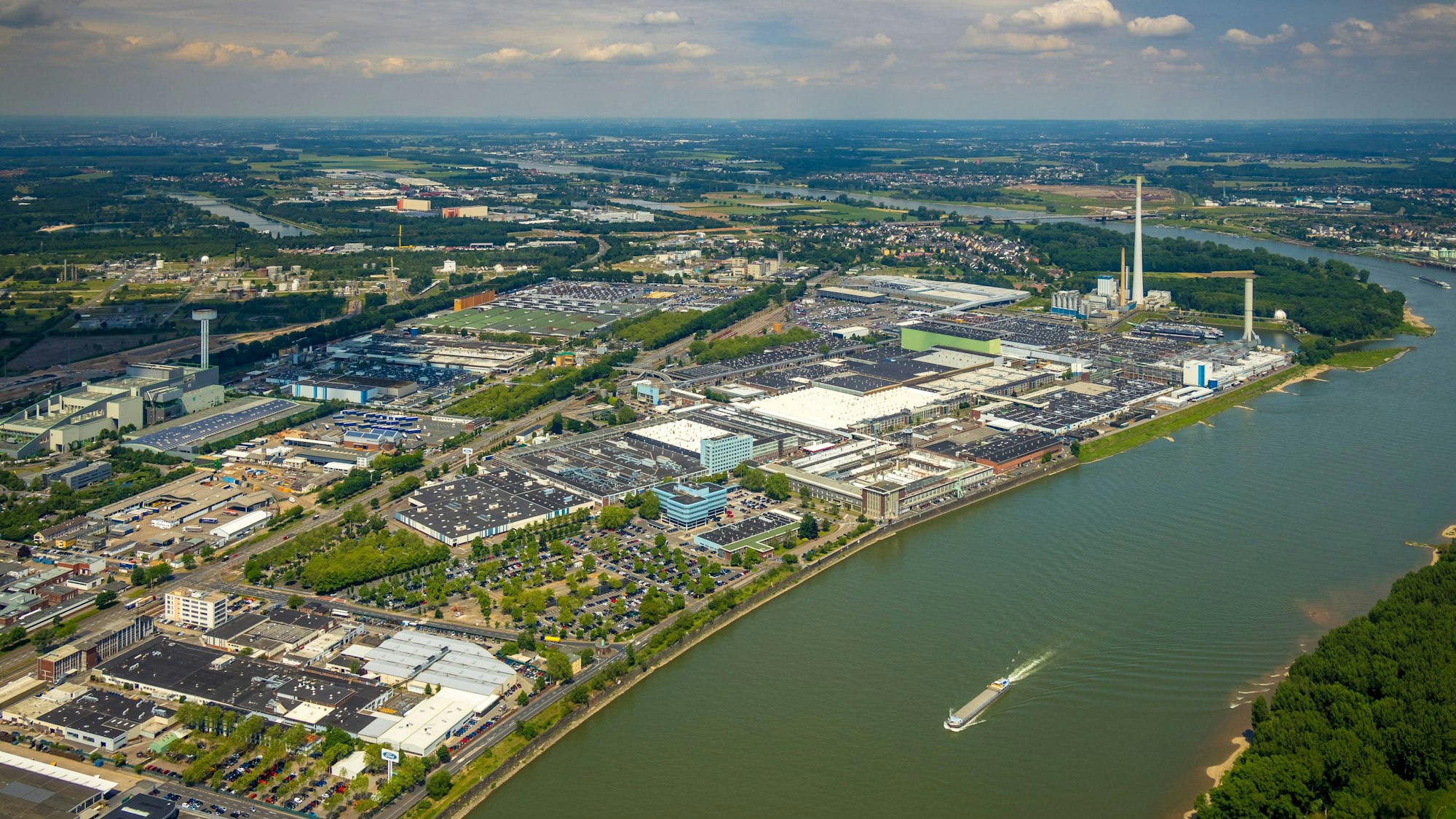 Luftbild von dem Automobilwerk Ford Werke am Rhein in Köln