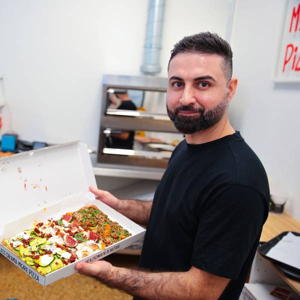 Ruver Meets Zanchetti-Mitarbeiter Salim Soulaiman zeigt die Pizza-Stücke zum Mitnehmen.
