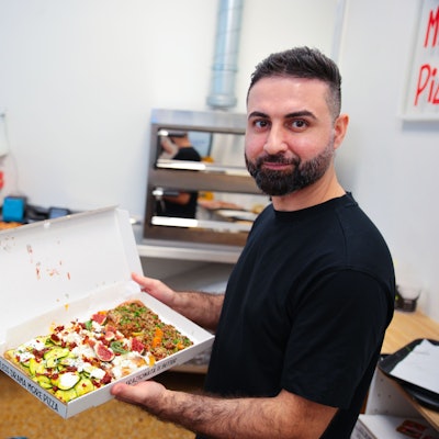 Ruver Meets Zanchetti-Mitarbeiter Salim Soulaiman zeigt die Pizza-Stücke zum Mitnehmen.