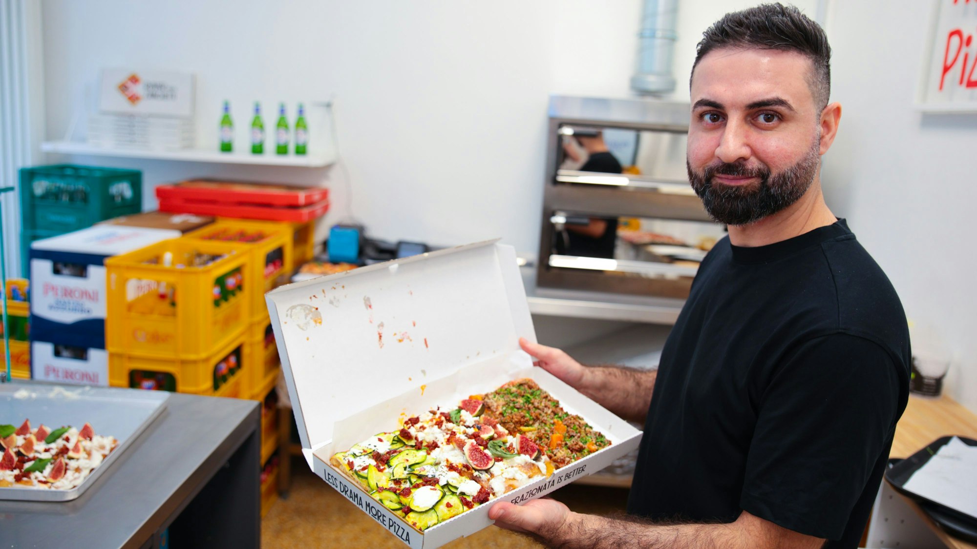 Ruver Meets Zanchetti-Mitarbeiter Salim Soulaiman zeigt die Pizza-Stücke zum Mitnehmen.