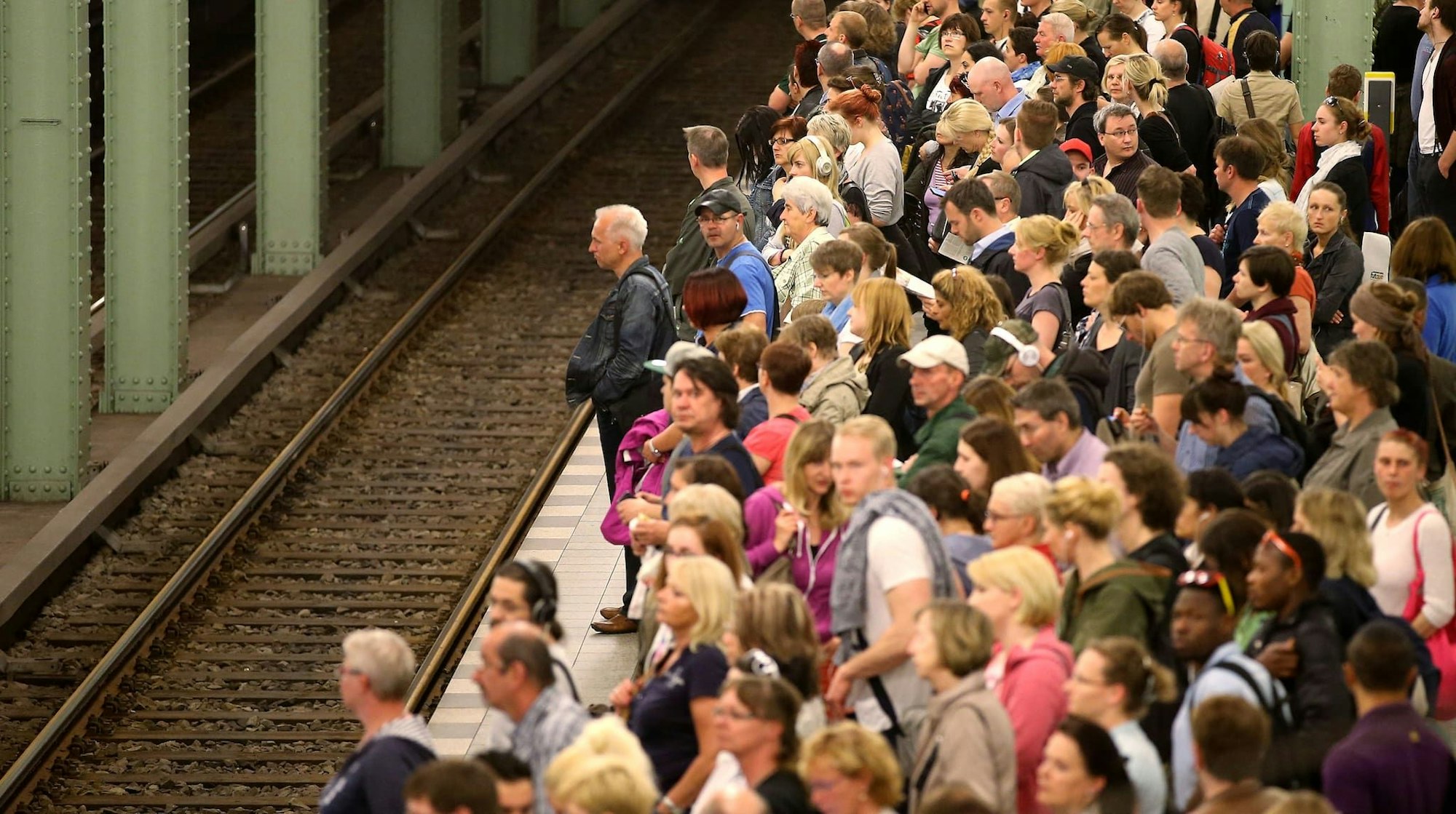 Die Deutsche Bahn lässt laut einem Bericht Züge ausfallen, damit die Bilanz besser aussieht. Sean Gallup