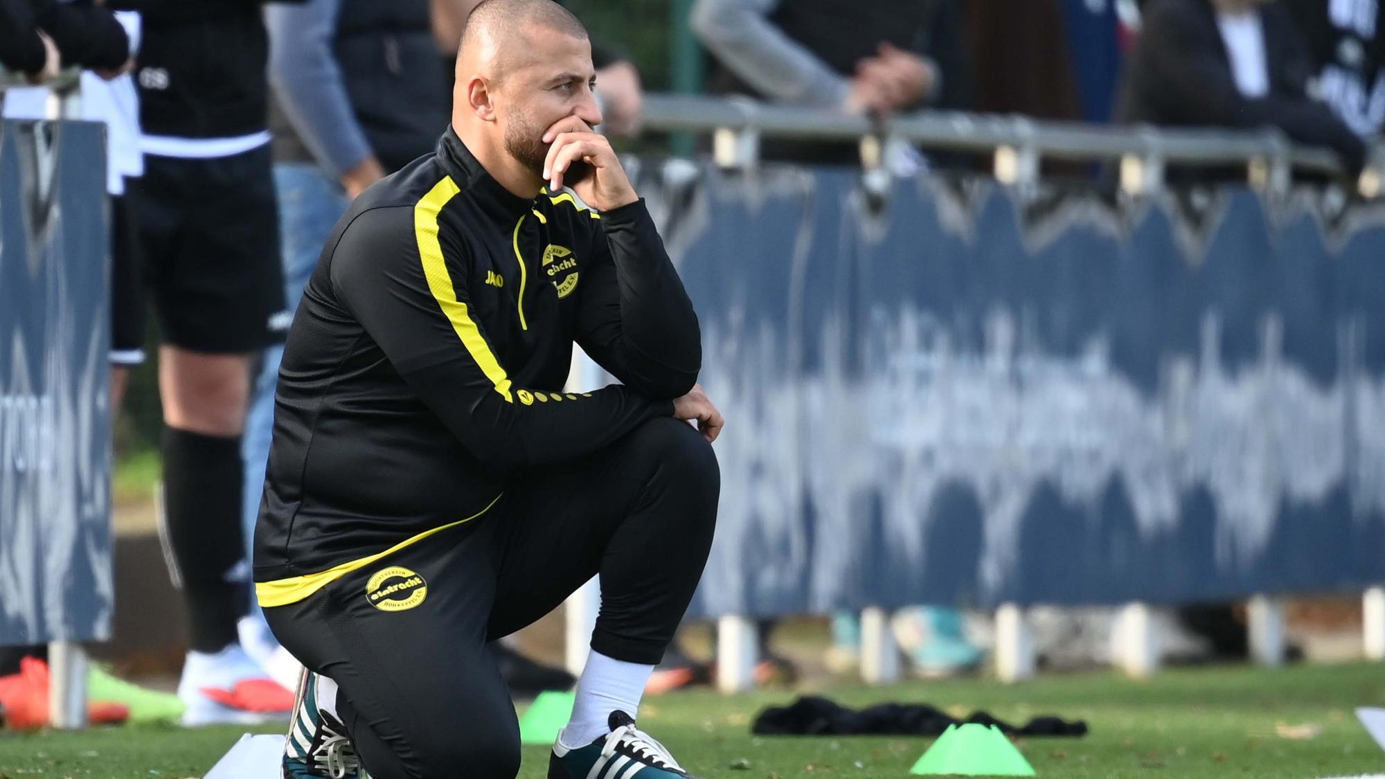 Abdullah Keseroglu, Eintracht Hohkeppel, kniet am Spielfeldrand.
