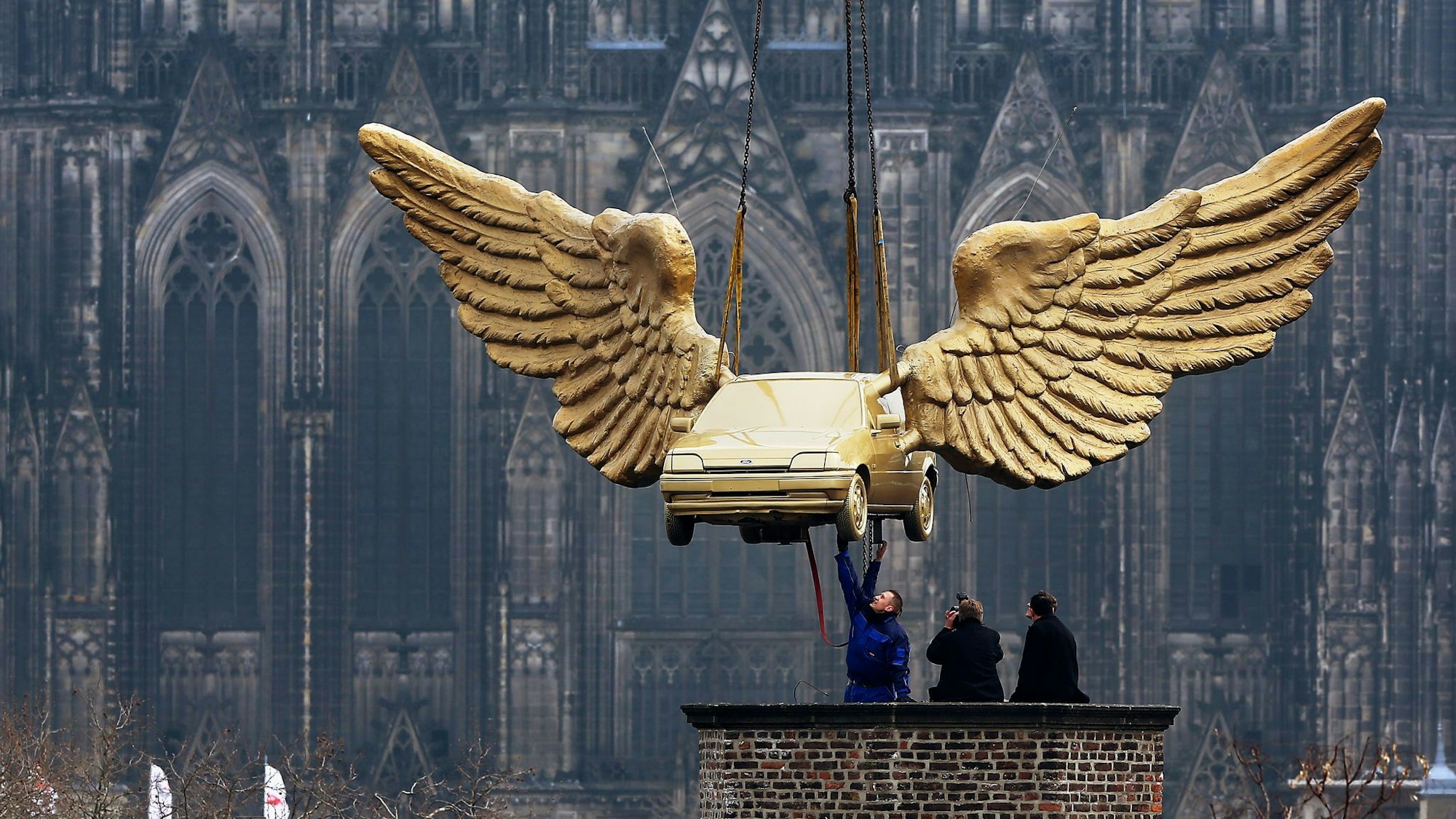Das Flügelauto von Künstler HA Schult in Köln.