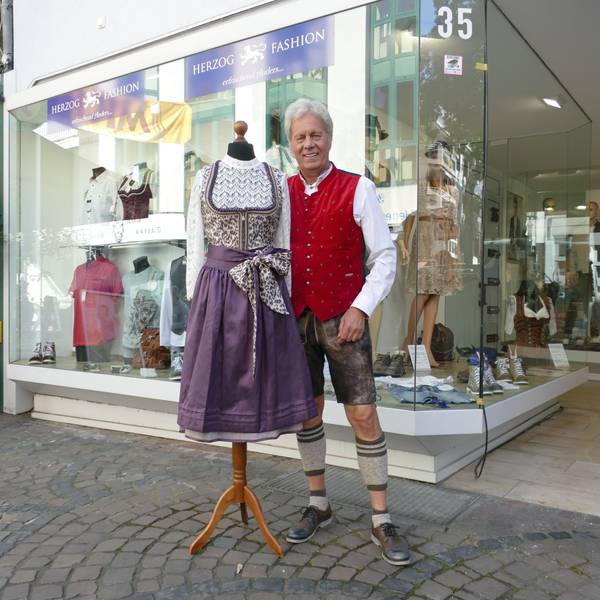 Manfred Herzog vom Herzogfashion Modehaus auf der Siegburger Holzgasse kennt die diesjährigen Trends bei Dirndln und Lederhosen.