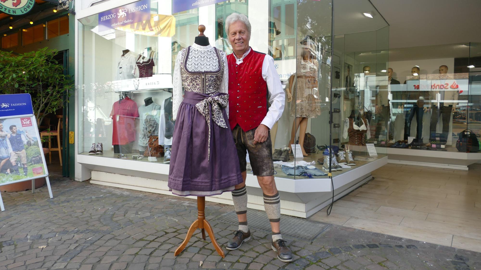 Manfred Herzog vom Herzogfashion Modehaus auf der Siegburger Holzgasse kennt die diesjährigen Trends bei Dirndln und Lederhosen.