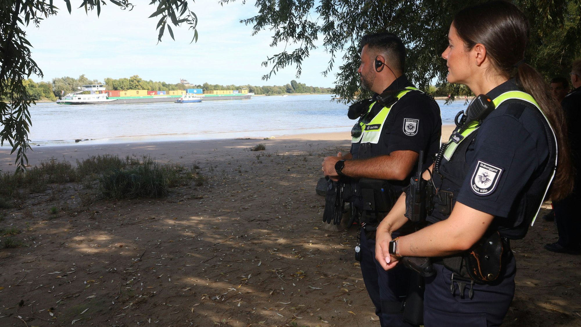 19.09.2025, Köln: Die Stadt Köln informiert bei einem Rundgang zum "Badeverbot im Rhein". Das Ordnungsamt will auch Menschen ansprechen, die sich verbotenerweise im Rhein aufhalten. Foto: Arton Krasniqi