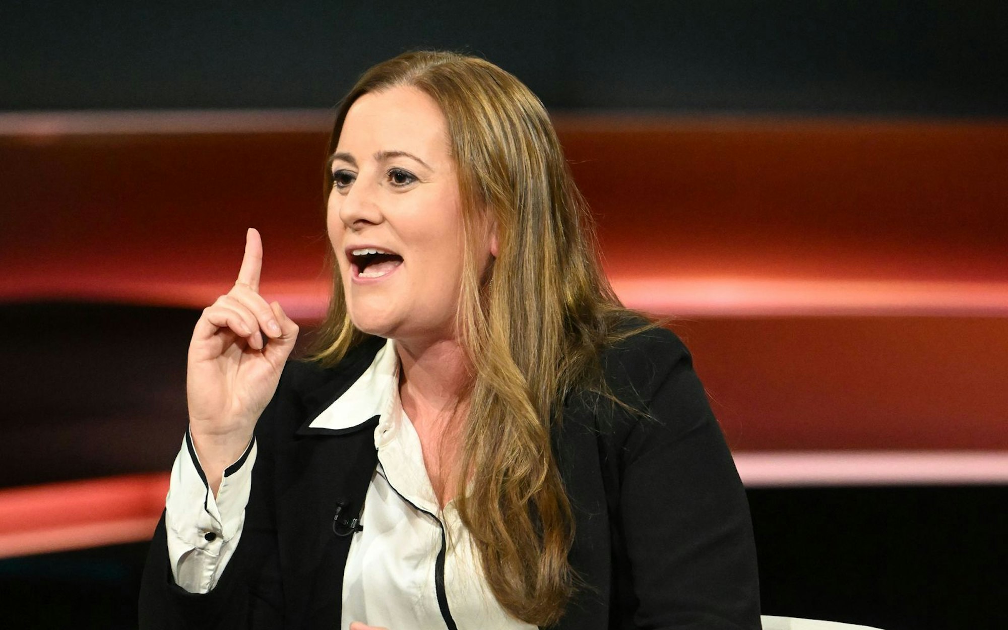 Janine Wissler kritisierte, „dass wir eine in Teilen vollkommen hysterische Debatte über Zuwanderung führen“. (Bild: ZDF / Cornelia Lehmann)