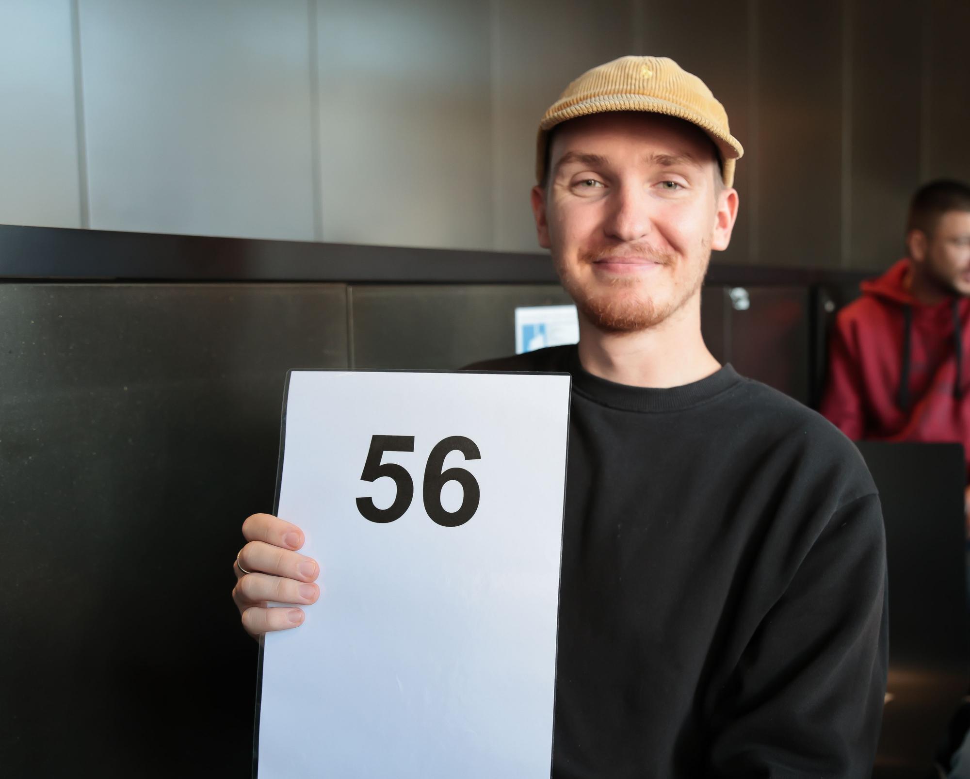 Ronalds bei der Versteigerung. Versteigerung von Fundsachen im Fundbüro der Stadt Köln.