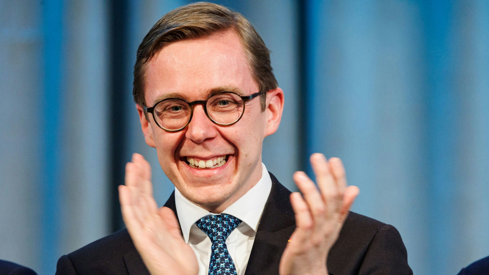 Philipp Amthor klatscht lachend in die Hände.