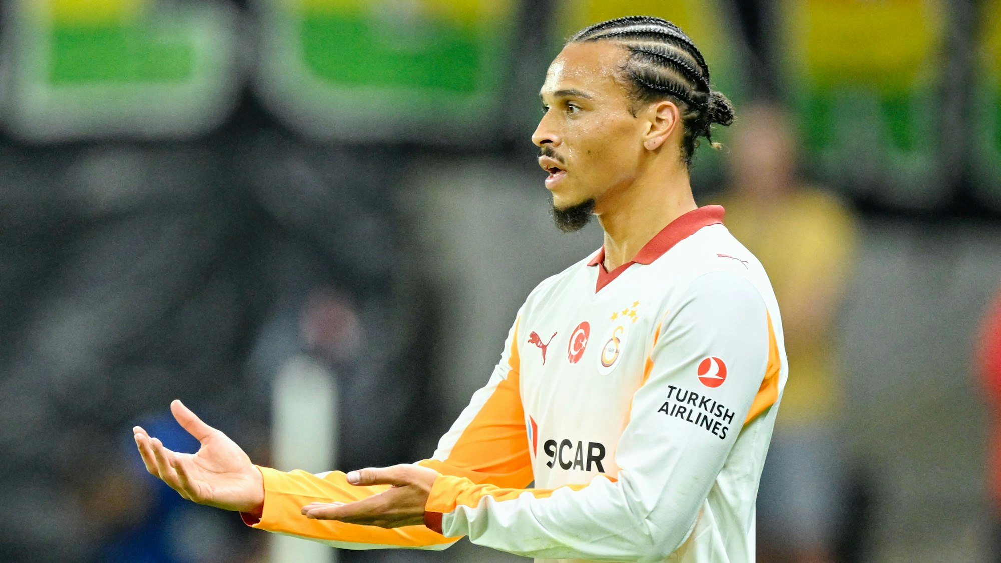 Leroy Sané gestikuliert.