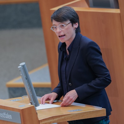ARCHIV - 09.07.2025, Nordrhein-Westfalen, Düsseldorf: Josefine Paul (Bündnis 90/Die Grünen), Ministerin für Kinder, Jugend, Familie, Flucht und Integration in Nordrhein-Westfalen, spricht während einer Plenarsitzung des Landtags. In Nordrhein-Westfalen sind laut Familienministerin Josefine Paul definitiv keine zusätzlichen Gebühren in den beiden Kita-Jahren vor der Einschulung geplant. (zu dpa: «Ministerin schließt Extra-Kita-Gebühren vor Einschulung aus») Foto: Rolf Vennenbernd/dpa +++ dpa-Bildfunk +++