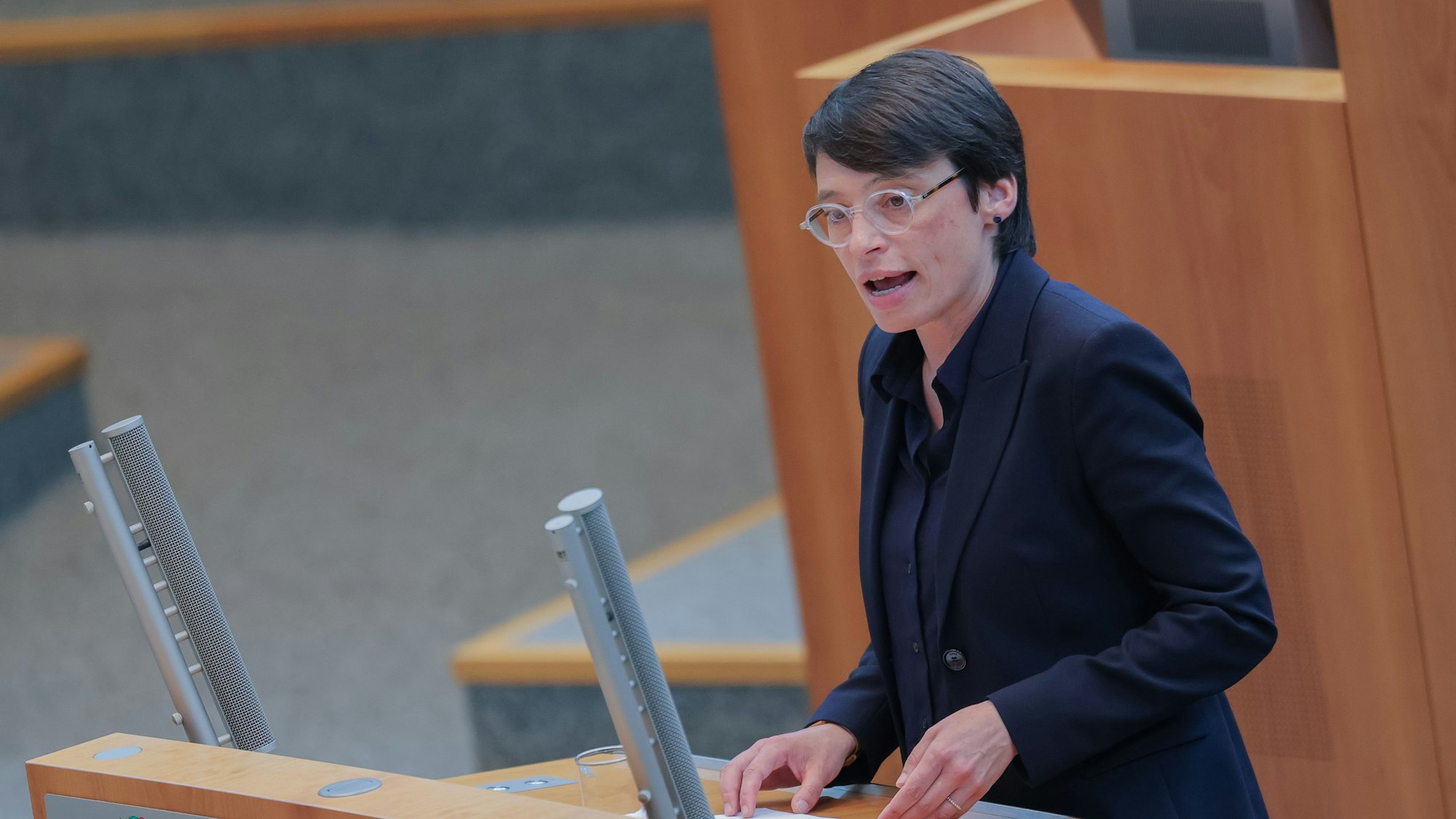 ARCHIV - 09.07.2025, Nordrhein-Westfalen, Düsseldorf: Josefine Paul (Bündnis 90/Die Grünen), Ministerin für Kinder, Jugend, Familie, Flucht und Integration in Nordrhein-Westfalen, spricht während einer Plenarsitzung des Landtags. In Nordrhein-Westfalen sind laut Familienministerin Josefine Paul definitiv keine zusätzlichen Gebühren in den beiden Kita-Jahren vor der Einschulung geplant. (zu dpa: «Ministerin schließt Extra-Kita-Gebühren vor Einschulung aus») Foto: Rolf Vennenbernd/dpa +++ dpa-Bildfunk +++